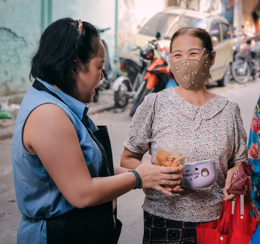 Bà con vui mừng nhận suất cơm 0 đồng