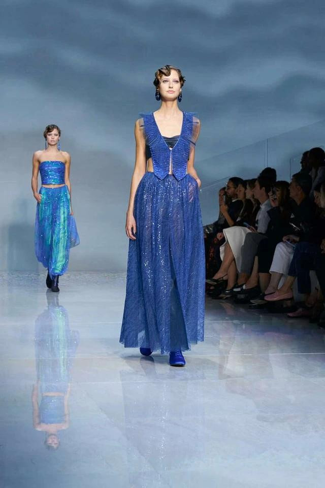 Giorgio Armani đã tạo nên một bộ sưu tập với hàng chục (vài chục) thiết kế chỉ mang tông xanh mà không hề bị nhàm chán. Điều này đến từ tài năng của nhà thiết kế nhưng cũng đến từ những sắc thái của tông màu. Chiếc đầm xanh mang cảm hứng Fairycore này là một ví dụ điển hình