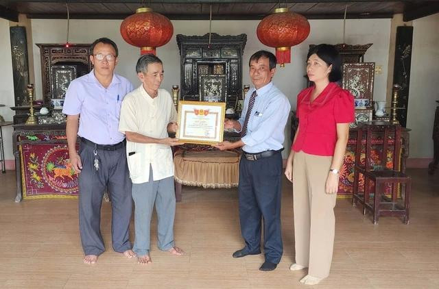 Trao tặng giấy khen cho hậu duệ đời thứ 6 của danh nhân Lê Đại Cang Trao tặng giấy khen cho hậu duệ đời thứ 6 của danh nhân Lê Đại Cang