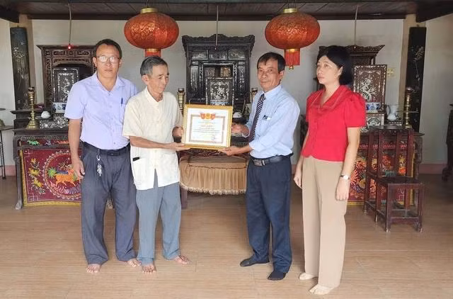 Trao tặng giấy khen cho hậu duệ đời thứ 6 của danh nhân Lê Đại Cang
