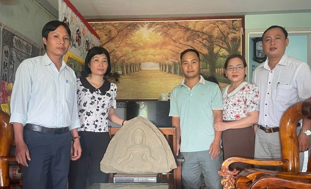 Bức phù điêu Champa làm bằng sa thạch được hiến tặng cho bảo tàng Bức phù điêu Champa làm bằng sa thạch được hiến tặng cho bảo tàng