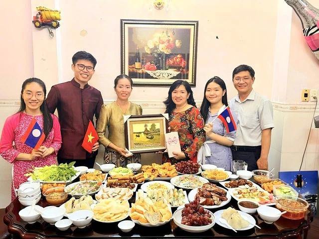 Bà Ly (thứ ba từ phải sang) đón gia đình của Bin sang thăm