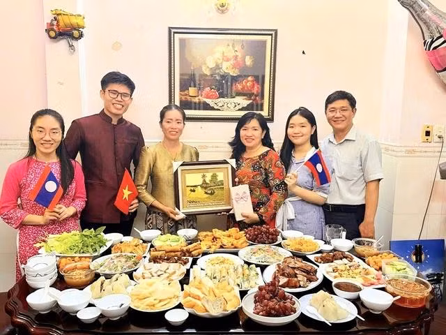 Bà Ly (thứ ba từ phải sang) đón gia đình của Bin sang thăm Bà Ly (thứ ba từ phải sang) đón gia đình của Bin sang thăm