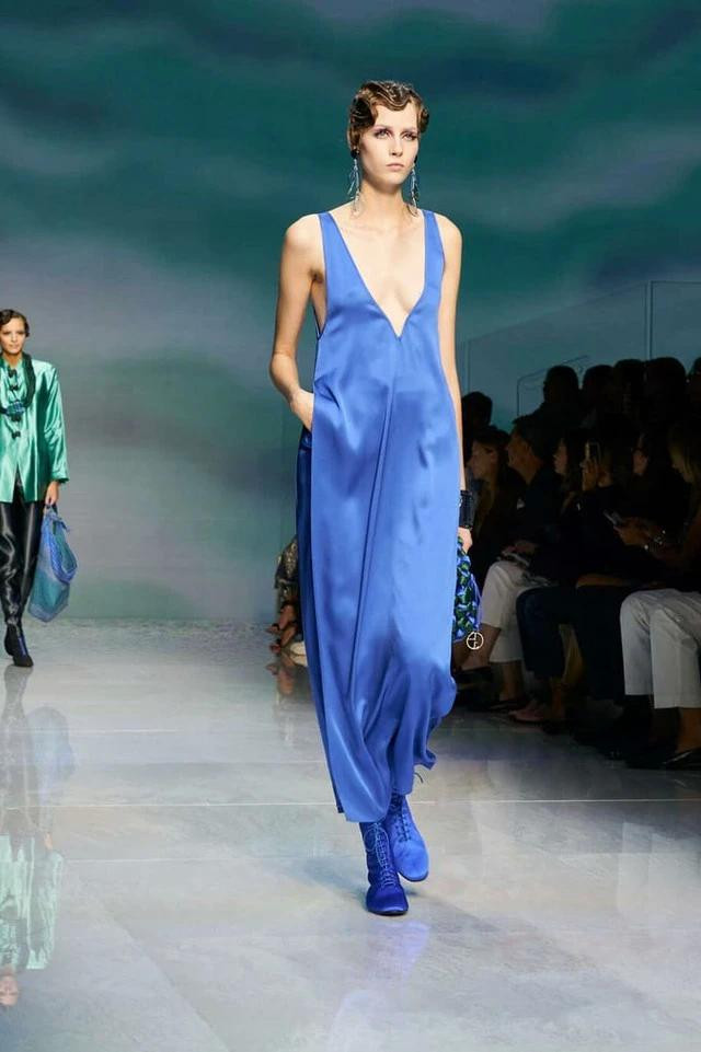 Một thiết kế lụa xanh mê hoặc khác nhưng ở trạng thái tối giản. Nó làm xiêu lòng mọi tín đồ và đa năng tới mức có thể giúp họ dễ dàng đến các buổi tiệc, dạo phố và thậm chí là tiếp đón các khách quý ở nhà