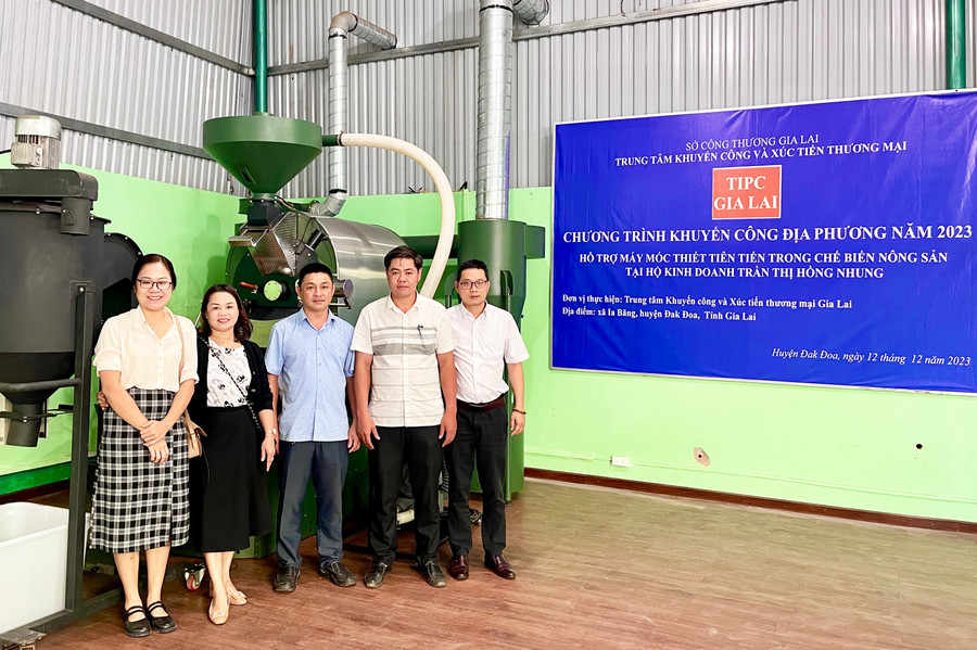 Việc ứng dụng máy móc thiết bị tiên tiến trong chế biến cà phê sẽ hỗ trợ hộ kinh doanh nâng cao các tiêu chuẩn chất lượng cho sản phẩm. Ảnh: V.T Việc ứng dụng máy móc thiết bị tiên tiến trong chế biến cà phê sẽ hỗ trợ hộ kinh doanh nâng cao các tiêu chuẩn chất lượng cho sản phẩm. Ảnh: V.T