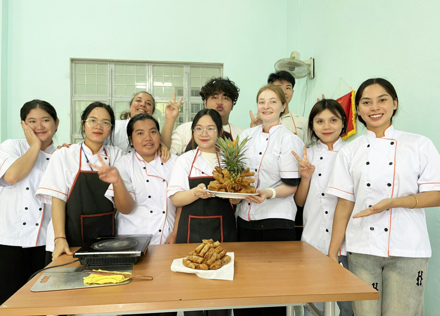 Lớp Kỹ thuật chế biến món ăn (Trường Cao đẳng Gia Lai) là môi trường học tập giúp nhiều bạn trẻ thỏa mãn đam mê với ẩm thực (ảnh đơn vị cung cấp). Lớp Kỹ thuật chế biến món ăn (Trường Cao đẳng Gia Lai) là môi trường học tập giúp nhiều bạn trẻ thỏa mãn đam mê với ẩm thực (ảnh đơn vị cung cấp).
