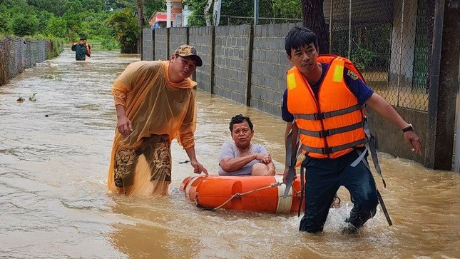 Trước tình hình nhiều nơi trên đảo ngập sâu, Ban Chỉ huy quân sự TP. Phú Quốc đã huy động cán bộ, chiến sĩ phối hợp với lực lượng công an, biên phòng và chính quyền địa phương ứng cứu, sơ tán người già và trẻ nhỏ đến nơi an toàn.