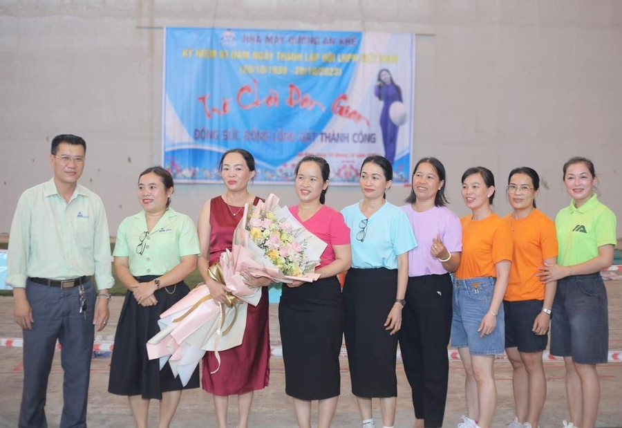 Anh Nguyễn Đình Hà-Chủ tịch CĐCS Nhà máy Đường An Khê trao thưởng cho đoàn viên Công đoàn xuất sắc trong trò chơi dân gian. Ảnh: Đ.Y