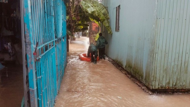 Theo Thượng tá Lê Đức Hải, Chính trị viên Ban CHQS TP. Phú Quốc, đã chỉ đạo các lực lượng ứng trực phòng ngừa khi có tình huống xấu xảy ra. Theo Thượng tá Lê Đức Hải, Chính trị viên Ban CHQS TP. Phú Quốc, đã chỉ đạo các lực lượng ứng trực phòng ngừa khi có tình huống xấu xảy ra.