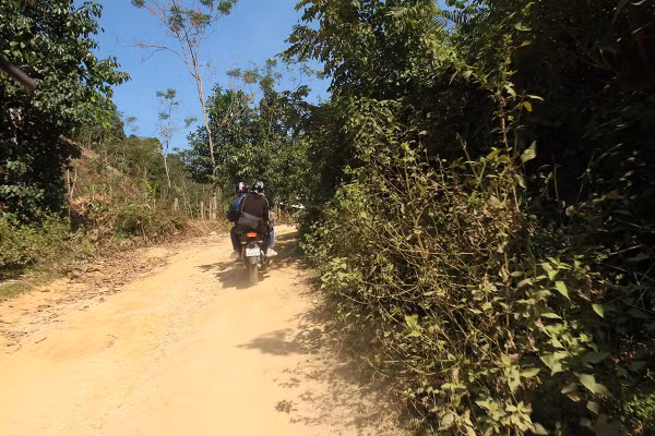 Nhóm đồng đẳng Sao Va rong ruổi vận động người nhiễm HIV đi xét nghiệm ở Trung tâm Y tế huyện.