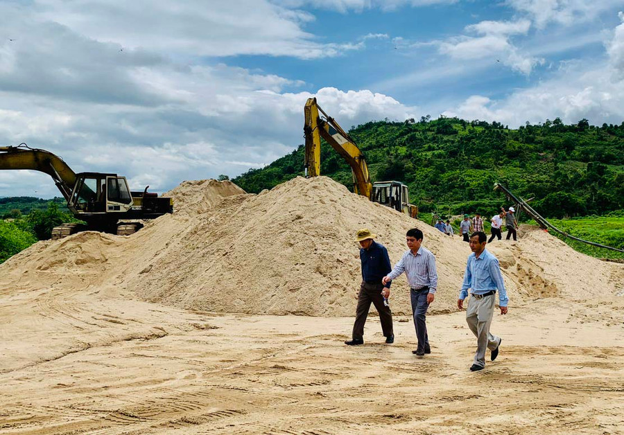 Đoàn công tác của Thường trực HĐND tỉnh tiến hành giám sát thực địa tại một điểm khai thác cát xây dựng trên địa bàn huyện Chư Păh. Ảnh: LÊ NAM Đoàn công tác của Thường trực HĐND tỉnh tiến hành giám sát thực địa tại một điểm khai thác cát xây dựng trên địa bàn huyện Chư Păh. Ảnh: LÊ NAM