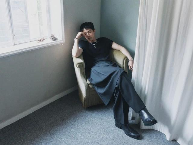 Hình ảnh Jin mặc váy khiến công chúng cảm thấy thú vị Hình ảnh Jin mặc váy khiến công chúng cảm thấy thú vị