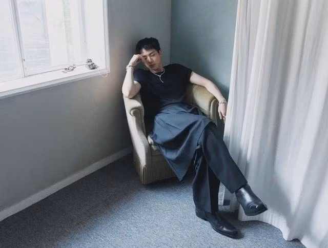 Hình ảnh Jin mặc váy khiến công chúng cảm thấy thú vị