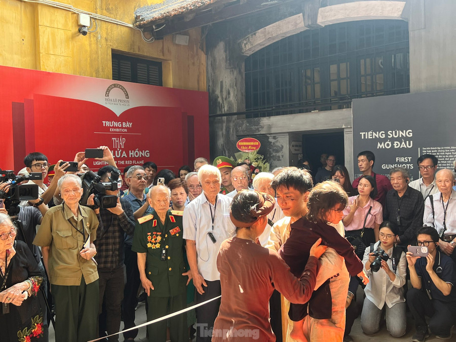 Hoạt cảnh tái hiện cuộc gặp cuối cùng trong Nhà tù Hỏa Lò của gia đình hai chiến sĩ yêu nước Mai Ngọc Thuyết và Nguyễn Văn Mẫn vào năm 1933. Cuối năm 1931, ông Nguyễn Văn Mẫn bị địch bắt, giam tại các nhà tù Bắc Giang, Bắc Ninh, Sơn La và Hỏa Lò. Khi đó, con gái ông chưa tròn một tuổi. Năm 1933, lần đầu ông Nguyễn Văn Mẫn được bế con, khi vợ đưa con gái vào Nhà tù Hỏa Lò để tiễn biệt ông trước ngày lưu đày ở Côn Đảo. Đây cũng là lần gặp cuối cùng của gia đình nhỏ, bởi 10 năm sau (1943), chiến sĩ cách mạng Nguyễn Văn Mẫn hy sinh do chế độ tù đày khắc nghiệt. Biến đau thương thành sức mạnh, vợ ông là bà Mai Ngọc Thuyết vẫn kiên trung theo con đường đã chọn.