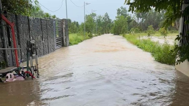 Ngoài ra, Công an TP. Phú Quốc đơn vị đã huy động 70 cán bộ chiến sĩ cùng trang thiết bị, phương tiện khẩn trương phối hợp với chính quyền xã Cửa Dương để thực hiện các biện pháp ứng phó ngập lụt khẩn cấp trên địa bàn. Ngoài ra, Công an TP. Phú Quốc đơn vị đã huy động 70 cán bộ chiến sĩ cùng trang thiết bị, phương tiện khẩn trương phối hợp với chính quyền xã Cửa Dương để thực hiện các biện pháp ứng phó ngập lụt khẩn cấp trên địa bàn.