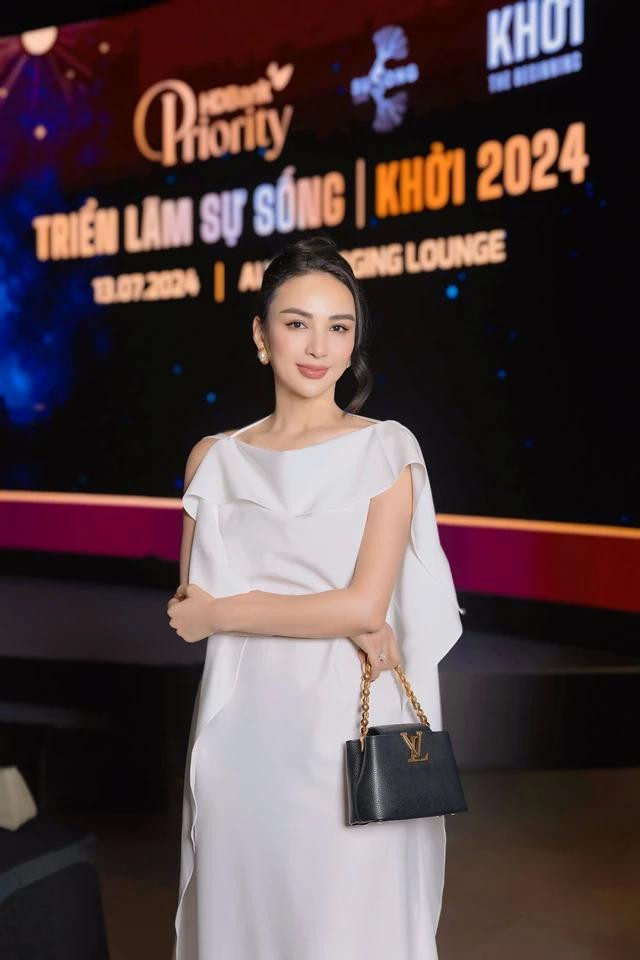 Người đẹp 8X miệt mài trong hành trình truyền cảm hứng đến với các nữ doanh nhân Người đẹp 8X miệt mài trong hành trình truyền cảm hứng đến với các nữ doanh nhân