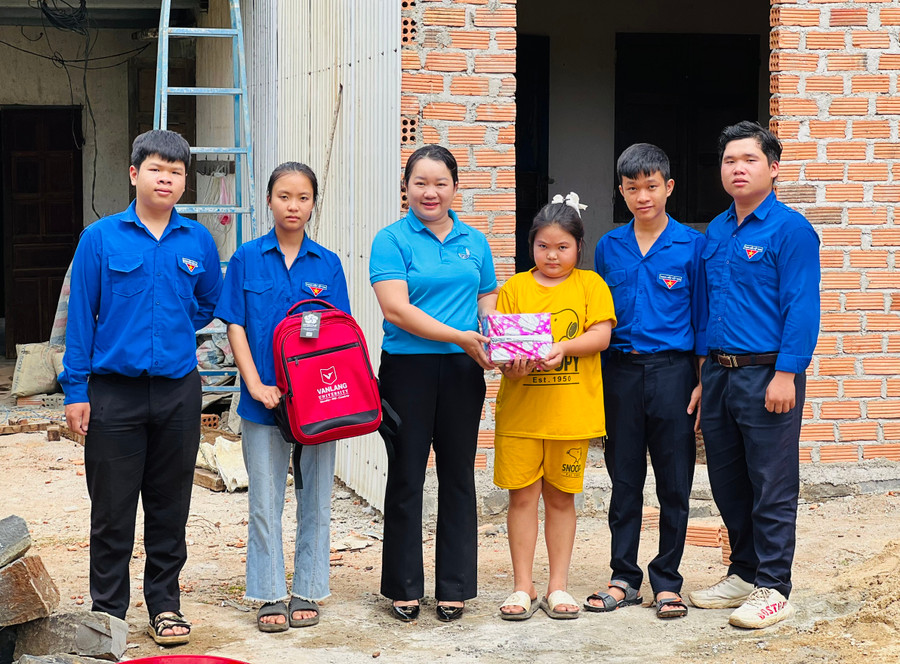 Đại diện Thành Đoàn Pleiku cùng các học sinh Trường THPT Nguyễn Chí Thanh tặng quà cho học sinh khó khăn. Ảnh: P.L Đại diện Thành Đoàn Pleiku cùng các học sinh Trường THPT Nguyễn Chí Thanh tặng quà cho học sinh khó khăn. Ảnh: P.L