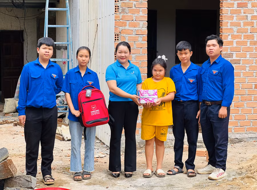 Đại diện Thành Đoàn Pleiku cùng các học sinh Trường THPT Nguyễn Chí Thanh tặng quà cho học sinh khó khăn. Ảnh: P.L