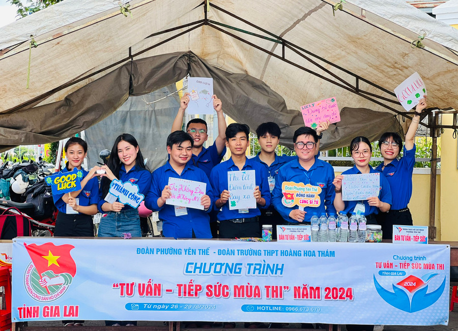 Đoàn trường THPT Hoàng Hoa Thám phối hợp với Đoàn phường Yên Thế (TP. Pleiku) tư vấn-tiếp sức sĩ tử mùa thi. Ảnh: P.L Đoàn trường THPT Hoàng Hoa Thám phối hợp với Đoàn phường Yên Thế (TP. Pleiku) tư vấn-tiếp sức sĩ tử mùa thi. Ảnh: P.L