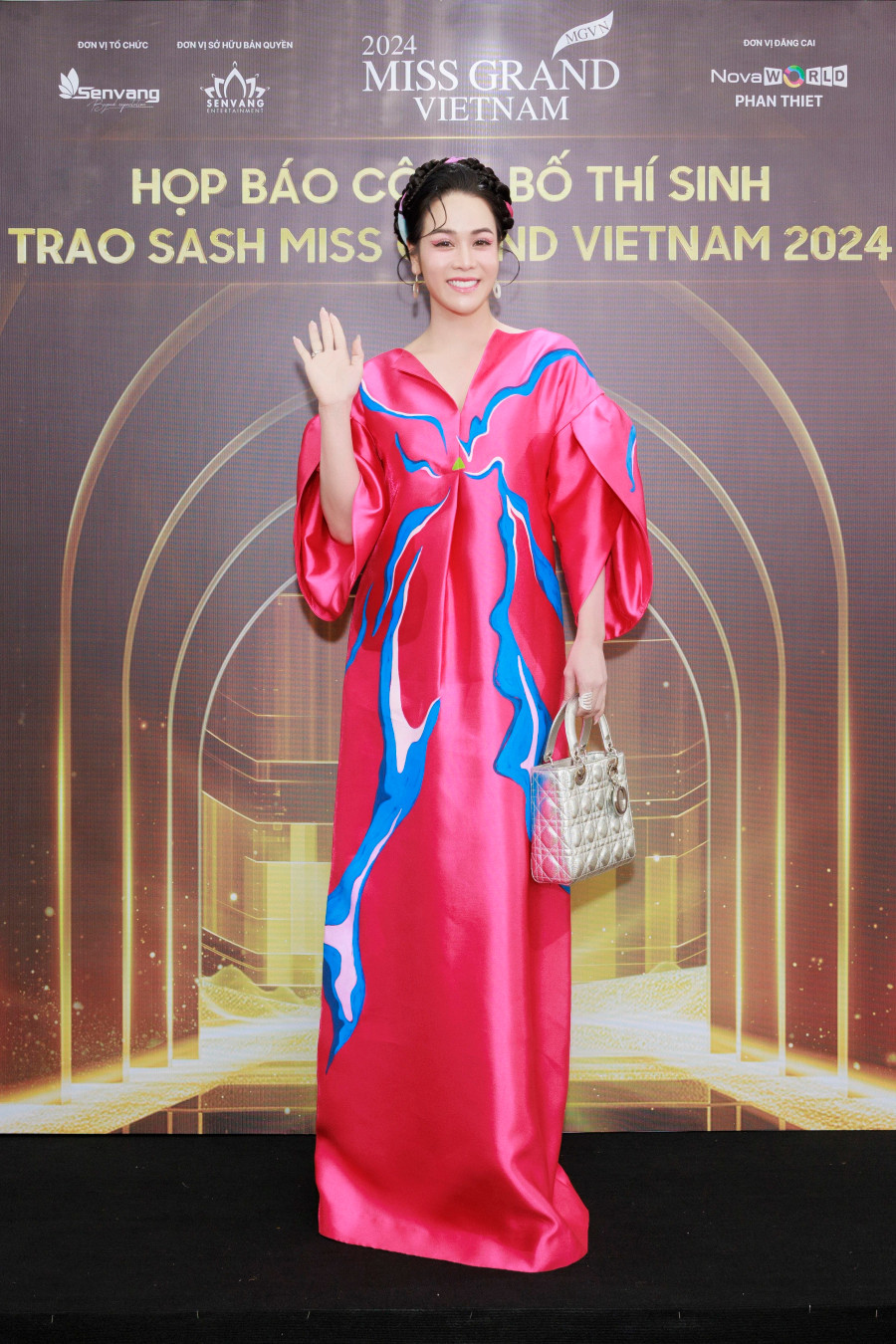 Ca sĩ Nhật Kim Anh nổi bật tại sự kiện khi chọn thiết kế màu sắc, kết hợp với cách trang điểm, làm tóc đồng điệu với trang phục