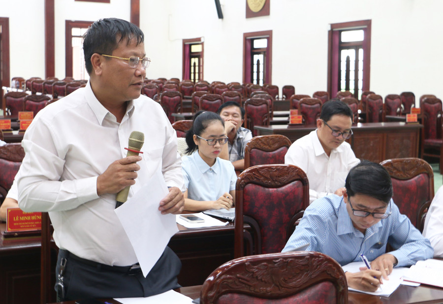 Đại biểu Lê Minh Hùng-Bí thư Đảng ủy, Chủ tịch HĐND phường Ia Kring đề nghị đẩy nhanh tiến độ thực hiện 2 đường gom tại khu vực cầu Quyết Tiến. Ảnh: Q.T Đại biểu Lê Minh Hùng-Bí thư Đảng ủy, Chủ tịch HĐND phường Ia Kring đề nghị đẩy nhanh tiến độ thực hiện 2 đường gom tại khu vực cầu Quyết Tiến. Ảnh: Q.T