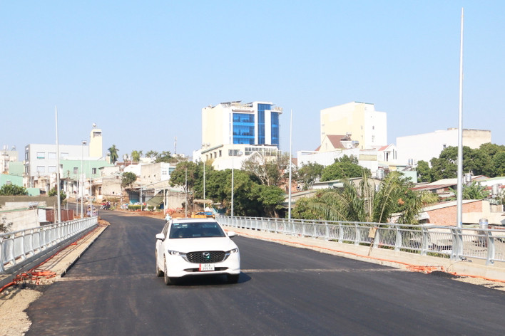 Đoạn đường cầu Quyết Tiến (TP. Pleiku) đã thông xe từ trước Tết Nguyên đán 2024 nhưng đến nay, 2 đường gom tại khu vực này vẫn chưa hoàn thành, ảnh hưởng đến đời sống của người dân xung quanh. Ảnh: Quang Tấn Đoạn đường cầu Quyết Tiến (TP. Pleiku) đã thông xe từ trước Tết Nguyên đán 2024 nhưng đến nay, 2 đường gom tại khu vực này vẫn chưa hoàn thành, ảnh hưởng đến đời sống của người dân xung quanh. Ảnh: Quang Tấn