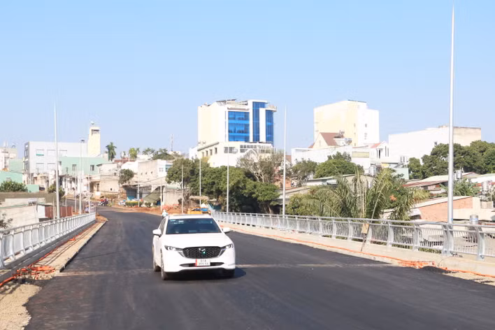 Đoạn đường cầu Quyết Tiến (TP. Pleiku) đã thông xe từ trước Tết Nguyên đán 2024 nhưng đến nay, 2 đường gom tại khu vực này vẫn chưa hoàn thành, ảnh hưởng đến đời sống của người dân xung quanh. Ảnh: Quang Tấn