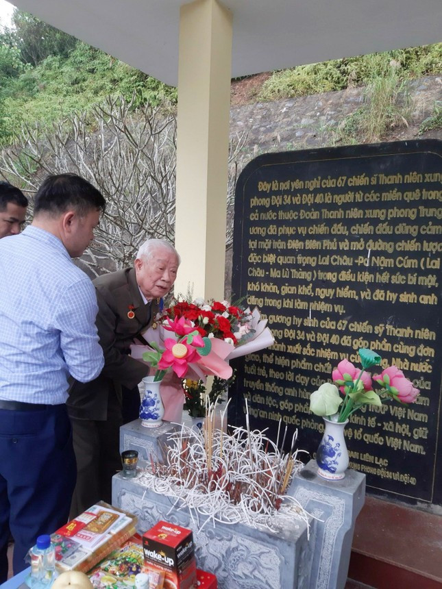 Cựu TNXP Nguyễn Tiến Năng bên tấm bia ghi dấu nơi yên nghỉ của 67 TNXP đã tham gia xây dựng tuyến đường Ma Lù Thàng – thị xã Lai Châu. Ảnh: NHÂN VẬT CUNG CẤP Cựu TNXP Nguyễn Tiến Năng bên tấm bia ghi dấu nơi yên nghỉ của 67 TNXP đã tham gia xây dựng tuyến đường Ma Lù Thàng – thị xã Lai Châu. Ảnh: NHÂN VẬT CUNG CẤP
