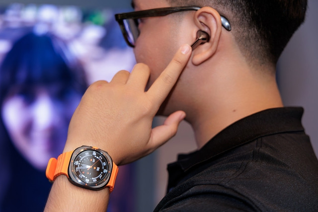 Tai nghe Galaxy Buds 3 Pro được trang bị tính năng phiên dịch thời gian thực. Ảnh: Samsung cung cấp