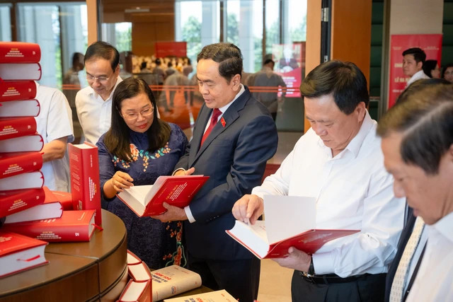 Chủ tịch Quốc hội Trần Thanh Mẫn trao đổi với các đại biểu tại buổi lễ ra mắt cuốn sách viết về Quốc hội của Tổng Bí thư Nguyễn Phú Trọng. Ảnh: LÂM HIỂN/Nguồn NLĐO Chủ tịch Quốc hội Trần Thanh Mẫn trao đổi với các đại biểu tại buổi lễ ra mắt cuốn sách viết về Quốc hội của Tổng Bí thư Nguyễn Phú Trọng. Ảnh: LÂM HIỂN/Nguồn NLĐO