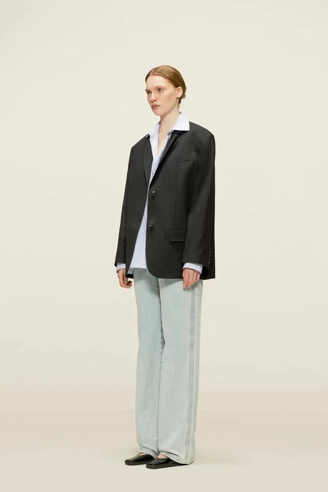 Blazer đen luôn là món đồ lý tưởng để tạo ra các bản phối nhiều lớp hoàn hảo. Có thể mặc nó với quần jeans ống rộng, skinny hay baggy đều có thể tạo nên dáng vẻ trẻ trung, năng động hết nấc. Được xem là món đồ cơ bản của mùa thu đông và là chìa khóa phù hợp cho mọi loại thời tiết giao mùa, blazer đen làm nên vẻ ngoài đa dạng đến vô tận