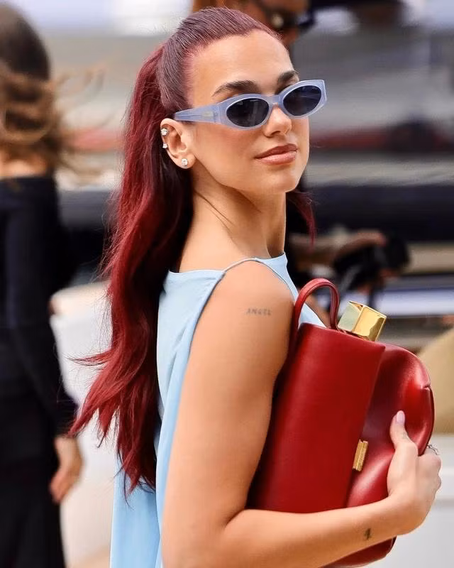 Không có gì vượt thời gian hơn một đôi khuyên tai nụ. Nó vừa có vẻ đẹp lấp lánh lại vừa tạo ra điểm nhấn tinh tế cho cả khuôn mặt lẫn set đồ