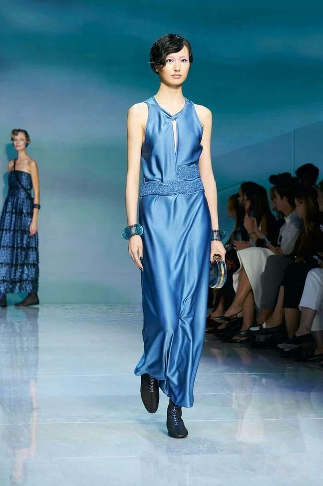 Chiếc váy lụa xanh gắn đá cườm cùng tông màu mang tới vẻ đẹp sang chảnh, trẻ trung, và nữ tính thực sự làm xiêu lòng cả tín đồ yêu lẫn không yêu màu xanh