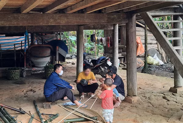 Vừa hỗ trợ sử dụng thuốc điều trị, vừa cấp phát vật phẩm sinh hoạt cho người nhiễm HIV.