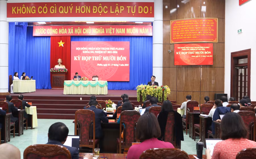 Quang cảnh ngày làm việc đầu tiên kỳ họp thứ 14 HĐND TP. Pleiku. Ảnh: Q.T