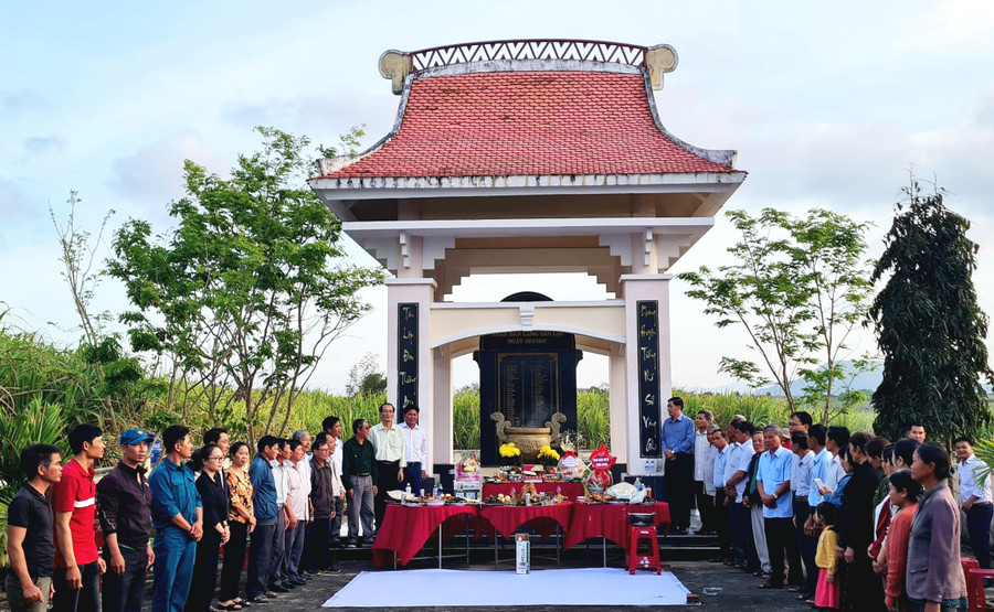 Chính quyền và người dân địa phương cúng giỗ chung các nạn nhân vụ thảm sát. Ảnh: Văn Thắng Chính quyền và người dân địa phương cúng giỗ chung các nạn nhân vụ thảm sát. Ảnh: Văn Thắng