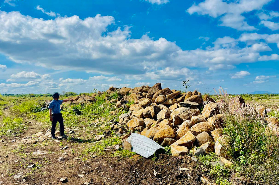 Nhiều đối tượng đã lợi dụng việc cải tạo ruộng để tận thu các khoáng sản nhỏ lẻ trên đất sản xuất của người dân. Ảnh: Hồng Thương Nhiều đối tượng đã lợi dụng việc cải tạo ruộng để tận thu các khoáng sản nhỏ lẻ trên đất sản xuất của người dân. Ảnh: Hồng Thương