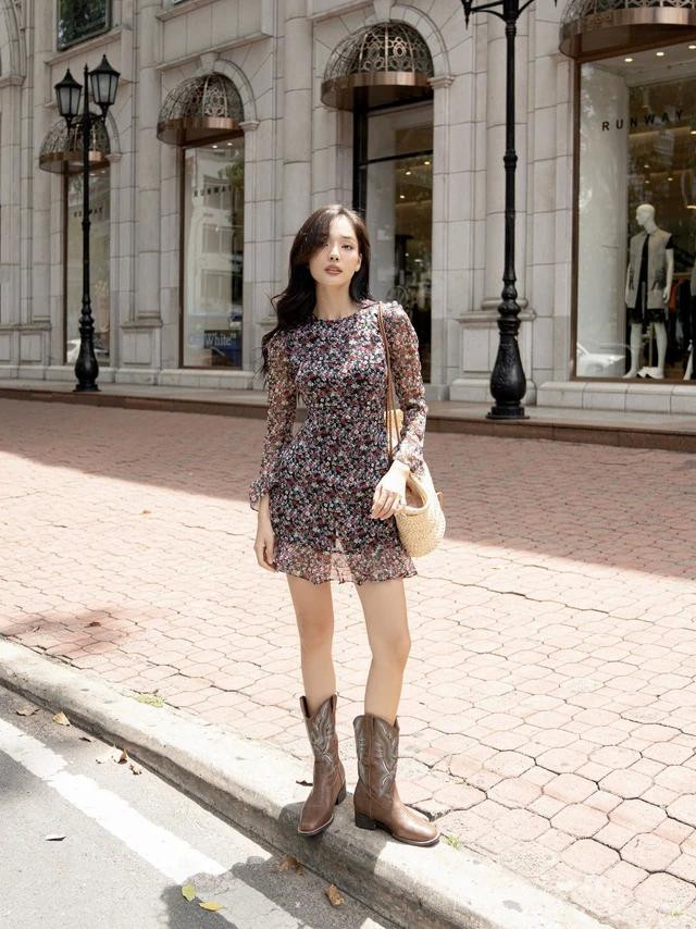 Mang đến vẻ đẹp phóng khoáng theo xu hướng hobo, phiên bản mới với kiểu dáng ôm nhẹ cơ thể, tôn lên sắc vóc của người phụ nữ, cùng chi tiết bèo cổ tay và thân váy làm điểm nhấn trên nền chất liệu tơ ánh mềm mại càng tô điểm thêm sự duyên dáng vốn có của nàng Mang đến vẻ đẹp phóng khoáng theo xu hướng hobo, phiên bản mới với kiểu dáng ôm nhẹ cơ thể, tôn lên sắc vóc của người phụ nữ, cùng chi tiết bèo cổ tay và thân váy làm điểm nhấn trên nền chất liệu tơ ánh mềm mại càng tô điểm thêm sự duyên dáng vốn có của nàng