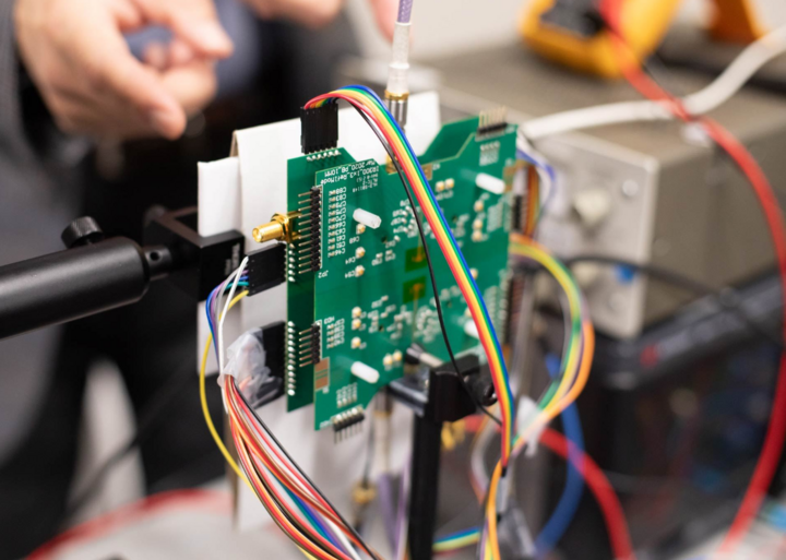 Cận cảnh chip sở hữu “siêu năng lực” lấy cảm hứng từ nhân vật Superman (Ảnh: UT Dallas) Cận cảnh chip sở hữu “siêu năng lực” lấy cảm hứng từ nhân vật Superman (Ảnh: UT Dallas)