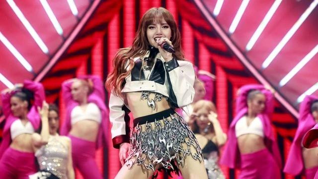 Lisa trong set diễn tại Coachella 2023 với Blackpink Lisa trong set diễn tại Coachella 2023 với Blackpink