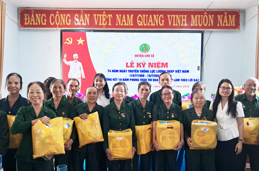Hội viên Hội Cựu TNXP huyện Chư Sê tham quan mô hình kinh tế của bà Đỗ Thị Đoàn (thứ 3 từ trái sang). Ảnh: M.N Hội viên Hội Cựu TNXP huyện Chư Sê tham quan mô hình kinh tế của bà Đỗ Thị Đoàn (thứ 3 từ trái sang). Ảnh: M.N