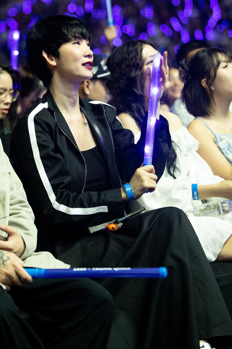 Xuân Lan diện trang phục thể thao đơn giản khi đến thưởng thức giọng hát của Trung Quân Idol, diva Mỹ Linh và ca sĩ Hồ Quỳnh Hương.