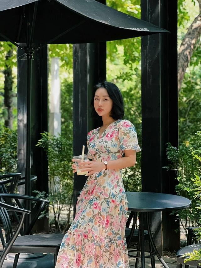 Một mẫu váy hoa đa sắc màu sẽ khiến bất cứ cô nàng nào cũng phải mê say đắm đuối. Chúng không chỉ giúp người mặc "ăn gian" tuổi tác mà còn khiến vóc dáng nàng thêm cao ráo và yêu kiều Một mẫu váy hoa đa sắc màu sẽ khiến bất cứ cô nàng nào cũng phải mê say đắm đuối. Chúng không chỉ giúp người mặc "ăn gian" tuổi tác mà còn khiến vóc dáng nàng thêm cao ráo và yêu kiều