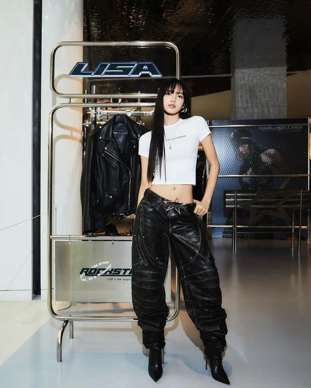 Lisa diện áo thun crop top và quần da hầm hố kèm bốt mũi nhọn cho sự kiện pop-up Rockstar tại Seoul, Hàn Quốc mới đây. Cách lên đồ tối giản giúp nữ thần tượng ghi điểm bởi phong cách cá tính nhưng vẫn nữ tính, cuốn hút Lisa diện áo thun crop top và quần da hầm hố kèm bốt mũi nhọn cho sự kiện pop-up Rockstar tại Seoul, Hàn Quốc mới đây. Cách lên đồ tối giản giúp nữ thần tượng ghi điểm bởi phong cách cá tính nhưng vẫn nữ tính, cuốn hút