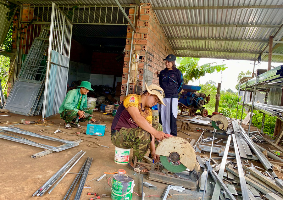Nhiều người dân trong làng Blang 1 (xã Ia Dêr, huyện Ia Grai) đã có thu nhập ổn định nhờ làm thợ tại xưởng cửa sắt của gia đình chị Puih H'Anen. Ảnh: Hà Duy Nhiều người dân trong làng Blang 1 (xã Ia Dêr, huyện Ia Grai) đã có thu nhập ổn định nhờ làm thợ tại xưởng cửa sắt của gia đình chị Puih H'Anen. Ảnh: Hà Duy