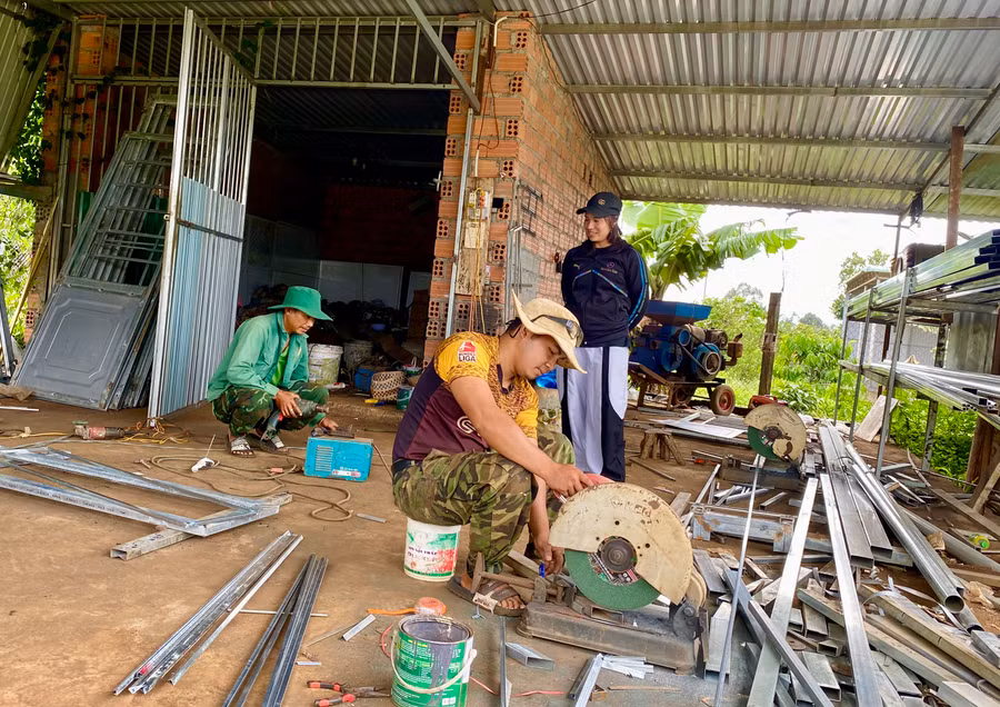 Nhiều người dân trong làng Blang 1 (xã Ia Dêr, huyện Ia Grai) đã có thu nhập ổn định nhờ làm thợ tại xưởng cửa sắt của gia đình chị Puih H'Anen. Ảnh: Hà Duy Nhiều người dân trong làng Blang 1 (xã Ia Dêr, huyện Ia Grai) đã có thu nhập ổn định nhờ làm thợ tại xưởng cửa sắt của gia đình chị Puih H'Anen. Ảnh: Hà Duy