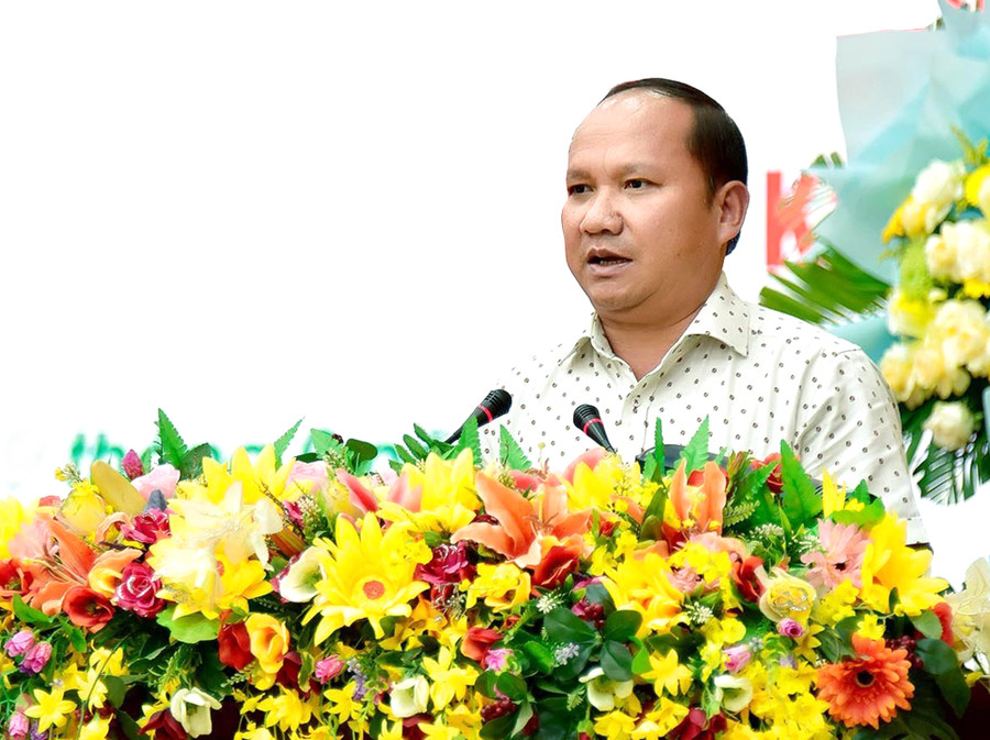 Phó Bí thư Tỉnh ủy Rah Lan Chung phát biểu tại hội nghị tổng kết 20 năm triển khai thực hiện Nghị định số 78/2002/NĐ-CP về tín dụng đối với người nghèo và các đối tượng chính sách. Ảnh: Đ.T