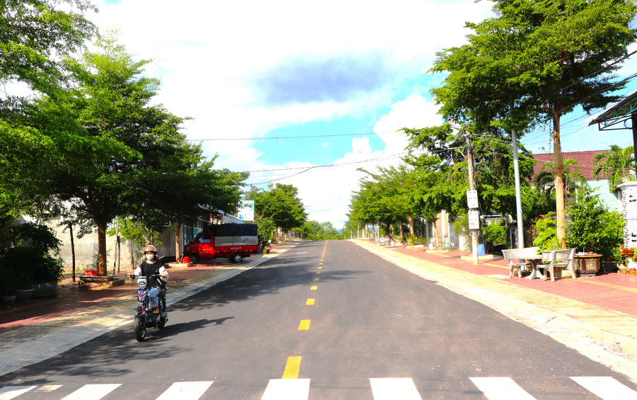 Nhờ làm tốt thi công đến nay một số tuyến đường thuộc dự án năm 2024 được thảm nhựa xong, tạo điều kiện cho người dân đi lại thuận lợi. Ảnh: Ngọc Minh Nhờ làm tốt thi công đến nay một số tuyến đường thuộc dự án năm 2024 được thảm nhựa xong, tạo điều kiện cho người dân đi lại thuận lợi. Ảnh: Ngọc Minh