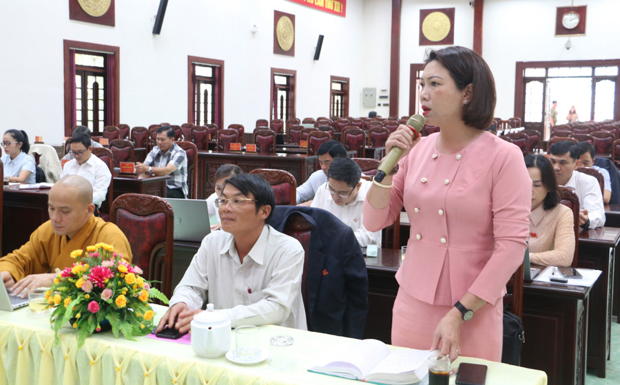 Đại biểu Mai Thị Thanh Huyền-Bí thư Đảng ủy, Chủ tịch HĐND phường Yên Thế đề nghị thành phố quyết liệt hơn trong công tác đền bù, giải phóng mặt bằng các dự án trọng điểm. Ảnh: Q.T Đại biểu Mai Thị Thanh Huyền-Bí thư Đảng ủy, Chủ tịch HĐND phường Yên Thế đề nghị thành phố quyết liệt hơn trong công tác đền bù, giải phóng mặt bằng các dự án trọng điểm. Ảnh: Q.T