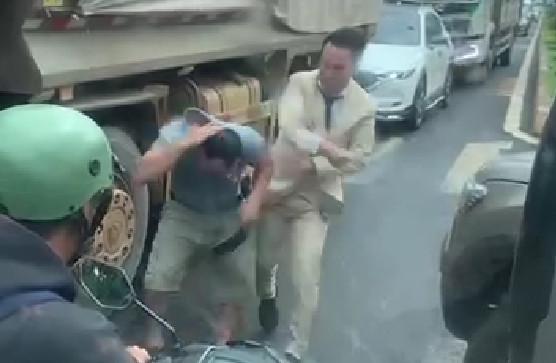 Chú rể đuổi đánh tài xế xe ben gây náo loạn đường phố